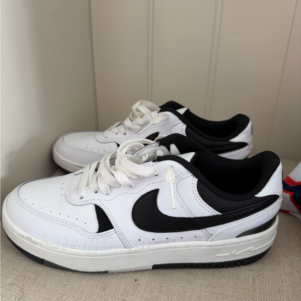 Nike White and Black Women's Sneakers